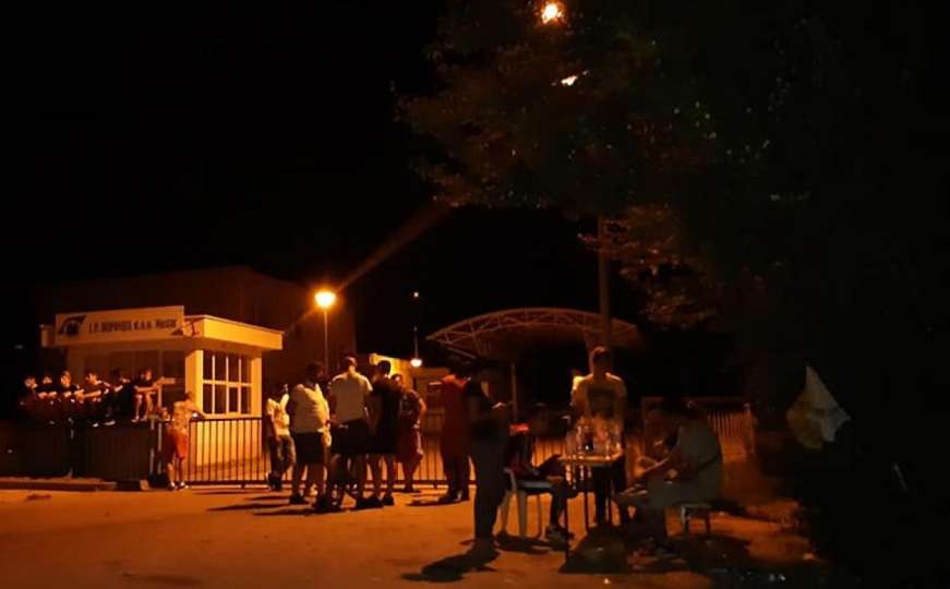 Nekoliko desetaka građana provelo noć ispred deponije Uborak
