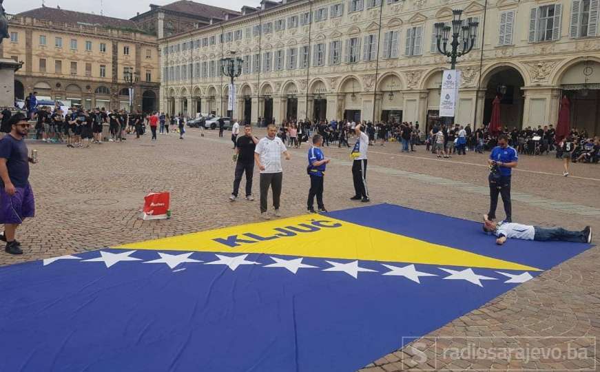Brojni navijači sa zastavama BiH od jutros defiluju ulicama i trgovima Torina