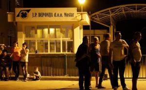 Građani drugu noć zaredom proveli ispred deponije Uborak 