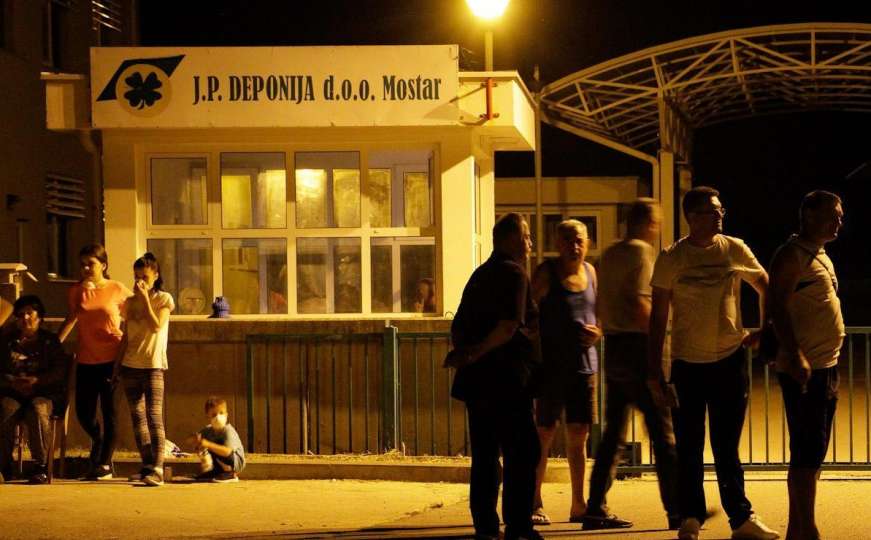 Građani drugu noć zaredom proveli ispred deponije Uborak 