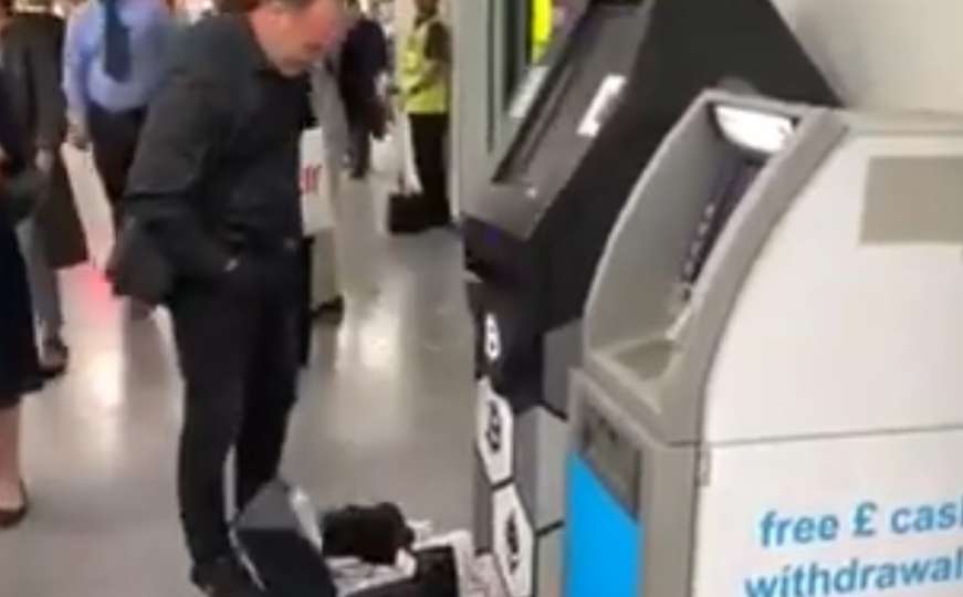 London: Bankomat počeo da izbacuje novčanice, čovjek ih pokušavao uhvatiti u torbu