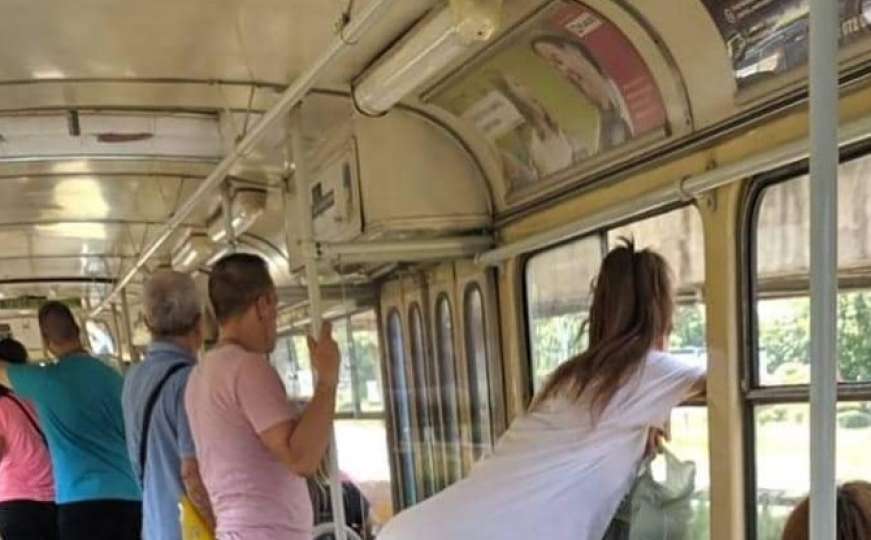 Golišava djevojka u tramvaju postala hit na internetu