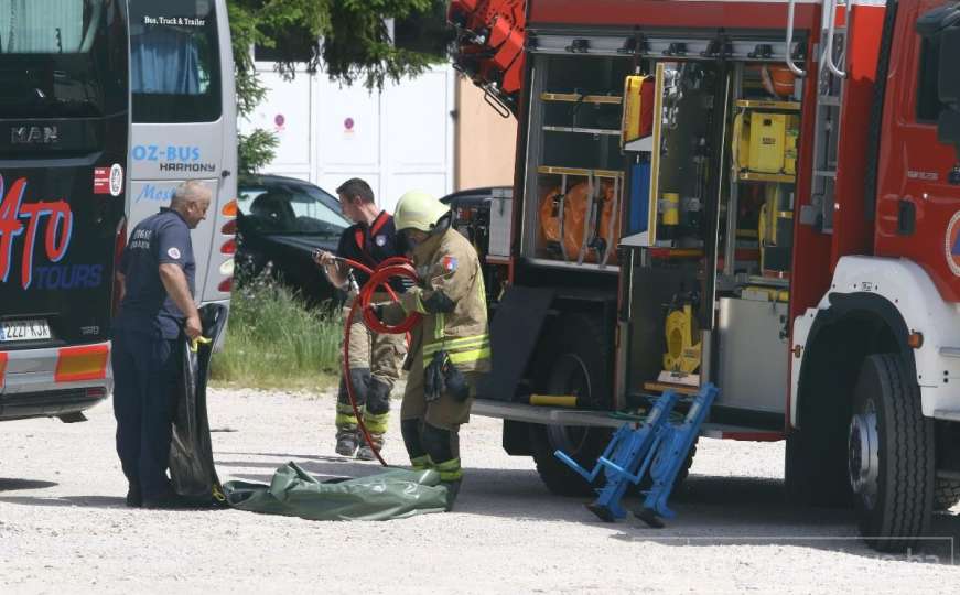 Migrant se zaglavio ispod autobusa u Sarajevu, spasili ga vatrogasci