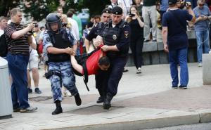 Moskva: Tokom protesta podrške ruskom novinaru Golunovu uhapšeno 200 osoba