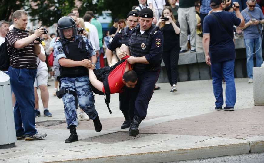 Moskva: Tokom protesta podrške ruskom novinaru Golunovu uhapšeno 200 osoba