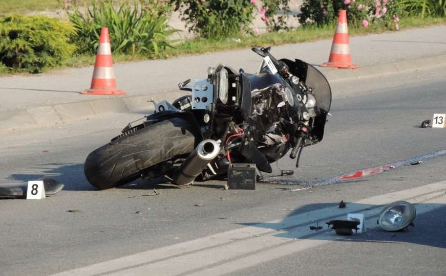 Autom udario u motocikl: Djevojčica poginula, njenom bratu se bore za život
