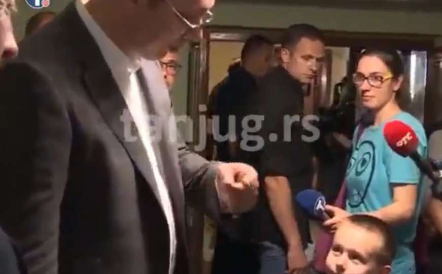 Aleksandar Vučić pitao malog dječaka pije li rakiju, javnost zgrožena