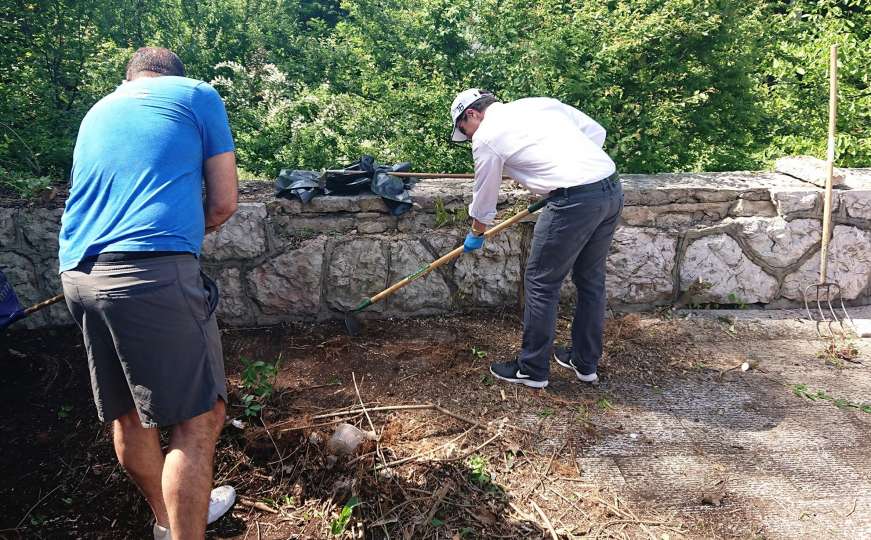Svaka čast: Ambasador SAD u BiH Eric Nelson čistio Spomen-park Vraca