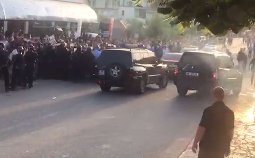Demonstranti bacali kamenice na kolonu automobila albanskog premijera Edija Rame
