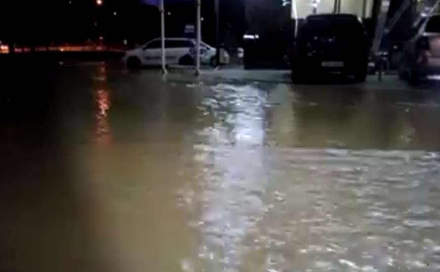 Pukla cijev na Alipašinom Polju: Poplavljena šetnica i dio glavne saobraćajnice