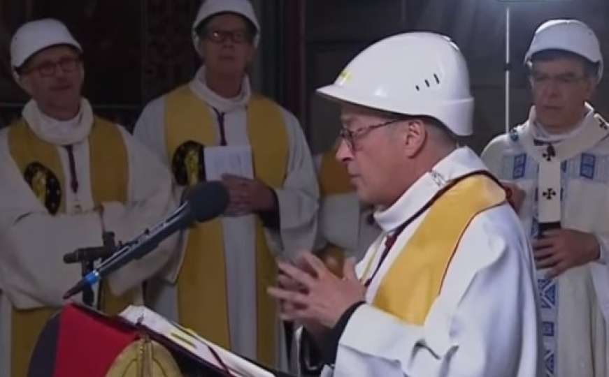 Svećenici u šljemovima: U Notre Dameu održana prva misa nakon požara