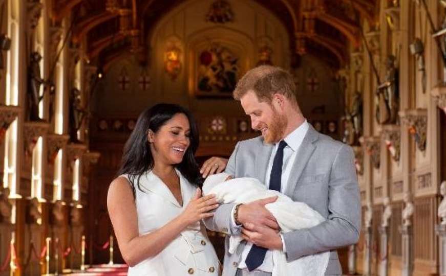 Princ Harry objavio fotografiju kraljevske bebe Archieja, fanovi u transu