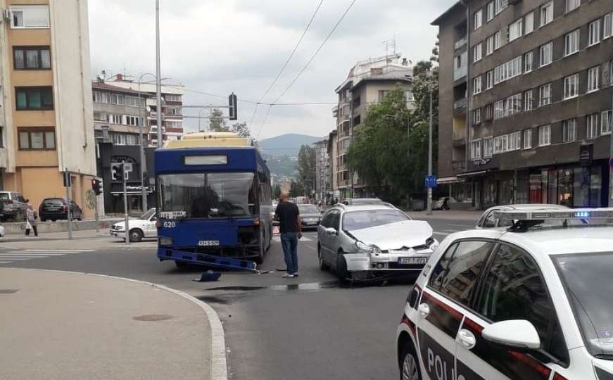 Saobraćajna nesreća na Kovačićima: Sudarili se trolejbus i automobil
