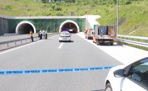 Zapaljeno auto u tunelu na autoputu Zenica-Kakanj: Saobraćaj obustavljen