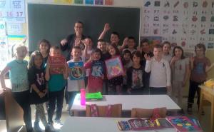 Učenici  škole "Hasan Kikić“ donirali knjige za djecu migrante