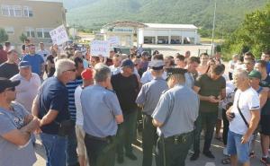 Policija stigla na proteste, kontejneri idu na Uborak 