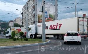 Haos u saobraćaju: Sudar automobila i kamiona na kružnom toku u Hrasnom