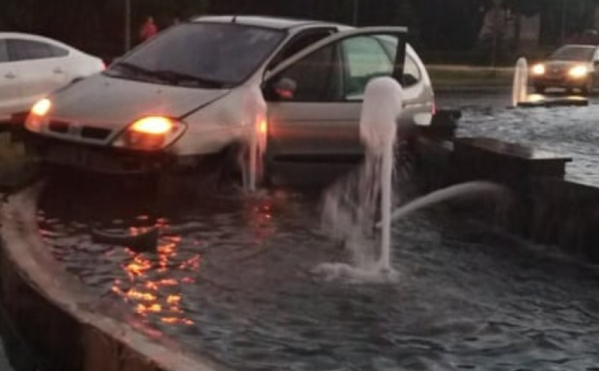 Automobil završio u fontani, povrijeđen vozač