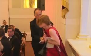 Parlamentarac hvatao demonstratkinju za vrat i izgurao je iz sale