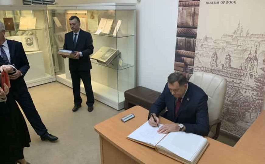 Dodik posjetio Nacionalnu biblioteku u Minsku donio knjigu "Srpska, zemlja impresija"