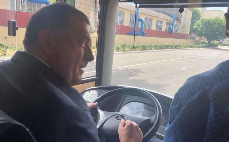 Dodiku u Bjelorusiji ispunili želju: Okušao se kao vozač autobusa