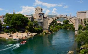 Turisti uživali u kupanju u Neretvi i sunčanju ispod Starog mosta