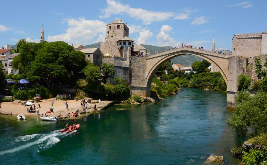 Turisti uživali u kupanju u Neretvi i sunčanju ispod Starog mosta