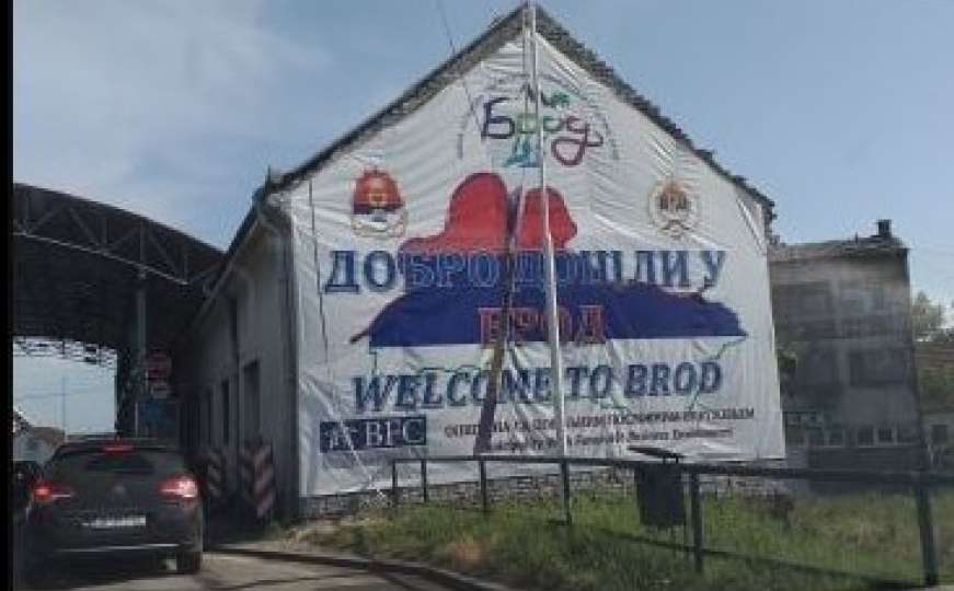 Na zgradi Granične policije BiH u Bosanskom Brodu okačena entitetska obilježja