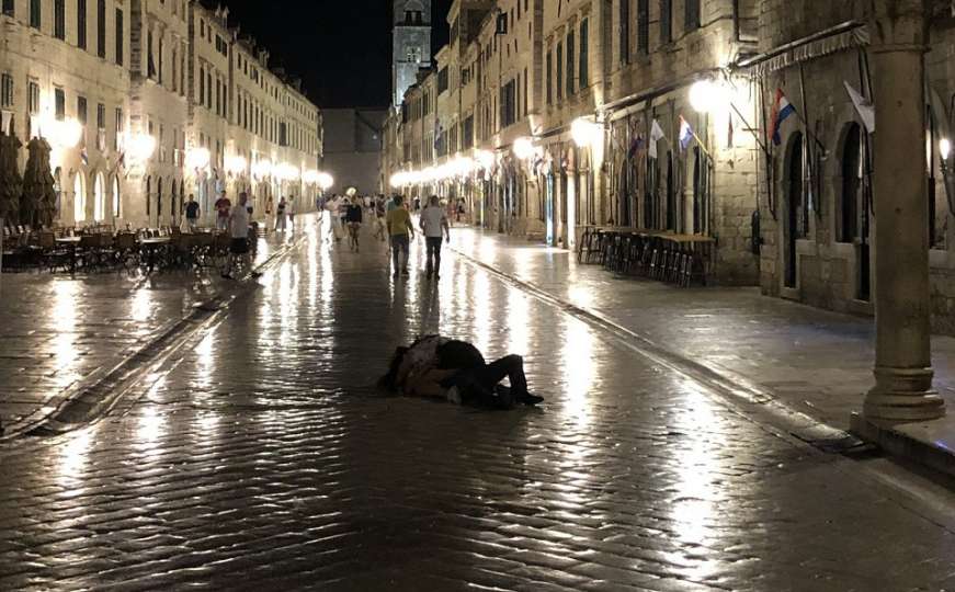 Dubrovnik noću: Zaljubljeni par u "akciji" nasred Straduna