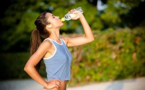 Ključno za zdravlje: Evo zašto ne biste smjeli piti vodu dok stojite