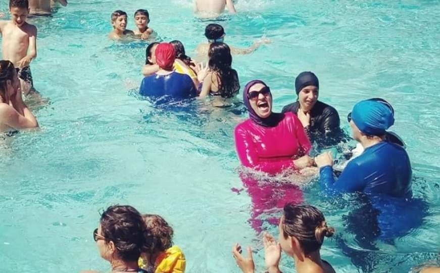 Uprkos zabrani: Muslimanke se okupale u burkiniju i objavile snimak 