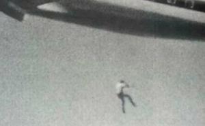Tragedija šokirala svijet: Kako je nastala jeziva slika pada dječaka iz aviona