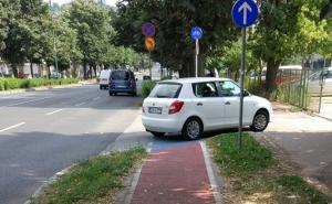 Saobraćajna anarhija u Sarajevu: Automobil na biciklističkoj stazi
