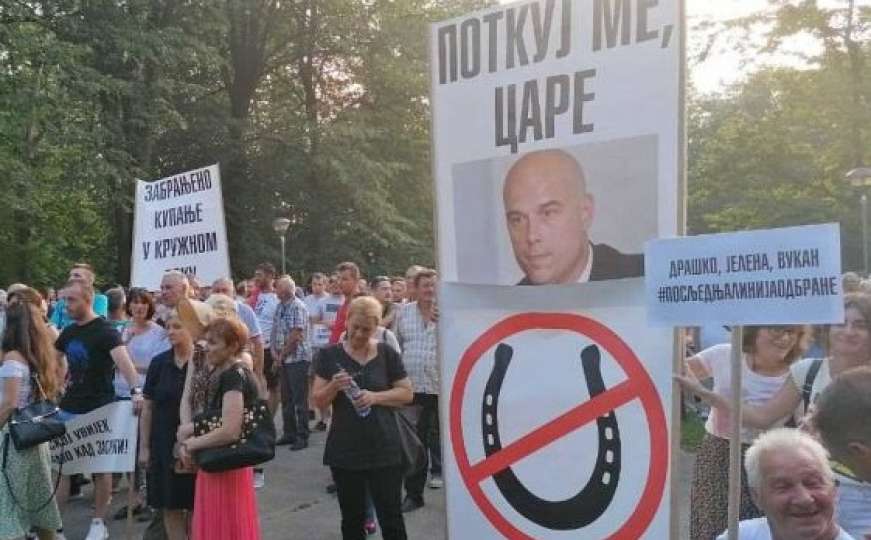 "Potkuj me care" i "Stop represiji": Banjalučani izašli na protest