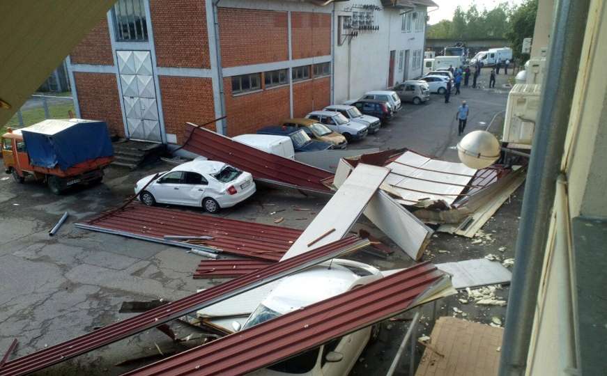 Bosanska Gradiška: Olujno nevrijeme uništilo krov i automobile Elektrokrajine