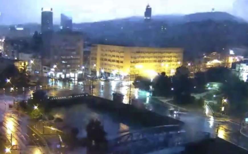 Pogledajte snimak kada je grom ugasio dio rasvjete u Sarajevu