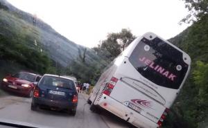 Alternativni put Vranduk: Autobus pun djece umalo završio u rijeci Bosni