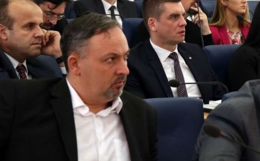 Mahir Dević, zastupnik SDA: Vlada Edina Forte želi opljačkati 200.000 KM iz Budžeta