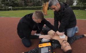 Defibrilatori na javnim lokacijama u Sarajevu: Pogledajte kako koristiti uređaj