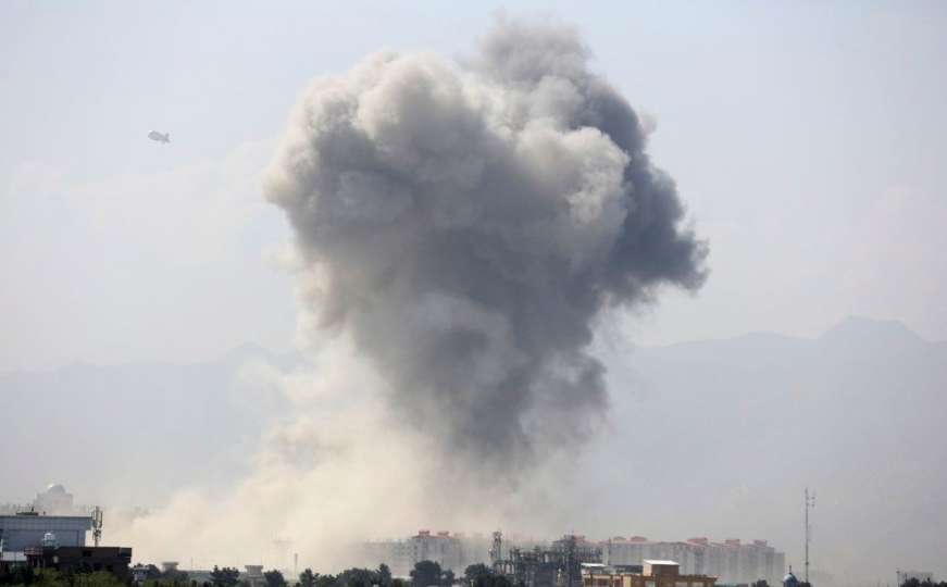Snažne eksplozije odjekuju Kabulom, čuli se i pucnjevi 