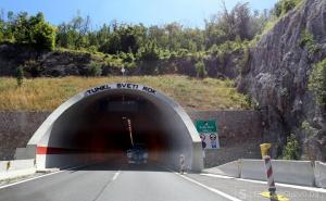 Teška nesreća u Svetom Roku: Ima povrijeđenih, tunel zatvoren