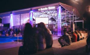 Pijana djevojka u Mostaru udarila policajca nogom u glavu