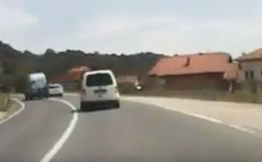 Pogledajte divljaka za volanom kombija na putu Tuzla - Doboj