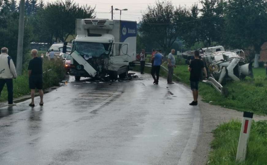 Težak udes kod Kiseljaka, prevrnula se mješalica, jedna osoba povrijeđena
