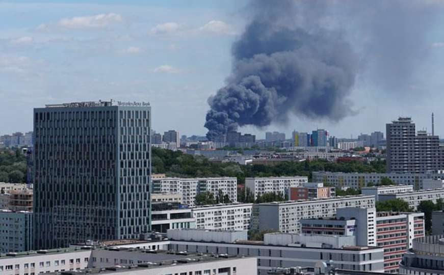 Crni oblak se nadvio nad Berlinom, gori tržni centar, na terenu 200 vatrogasaca