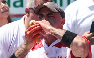 Zovu ga Ralje: Pojeo 71 hot-dog za deset minuta