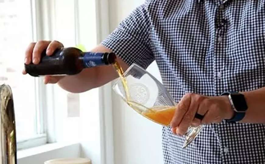 Da ne povjerujete: Cijeli život točite pivo pogrešno, evo kako to stručnjaci rade