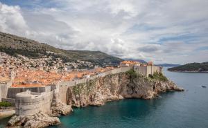 Podignuta crvena zastava: U Dubrovniku zabranjeno kupanje