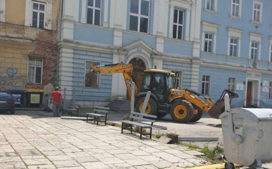 Kako izgleda dvorište škole u Travniku nakon rušenja ograde podjele 