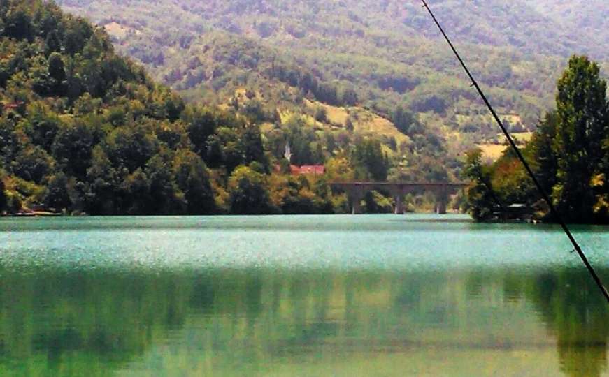 Muškarac iz Sarajeva pucao na plaži Jablaničkog jezera